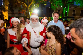 Papai Noel chega de trenó no Parque Moscoso