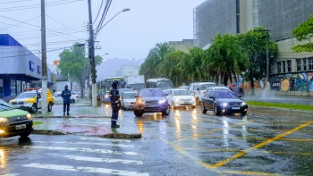 Agentes de trânsito nas chuvas