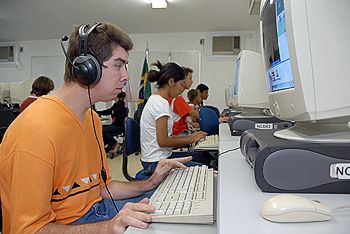 Deficiente visual usando computador com programa especial para Cegos