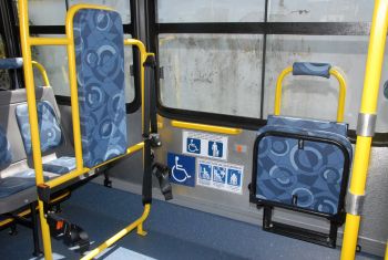 espaço do ônibus adaptado para cadeirantes