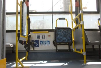 espaço do ônibus adaptado para cadeirantes