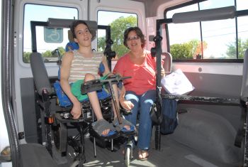 Transporte porta-a-porta, ônibus adaptado para deficientes físicos