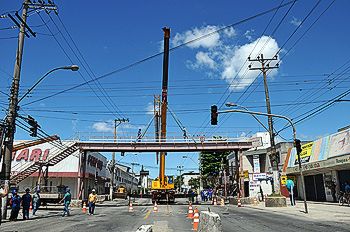 Retirada Passarela Avenida Fernando Ferrari