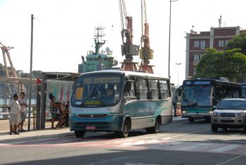 Ponto de ônibus na Avenida Beira Mar