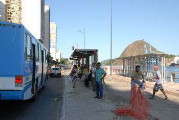Ponto de ônibus na Avenida Beira Mar