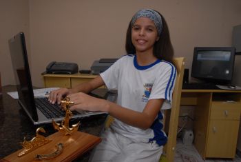 Caroline Pinna de Oliveira, estudante da EMEF Aristóbulo Barbosa Leão, que recebeu prêmio da Marinha