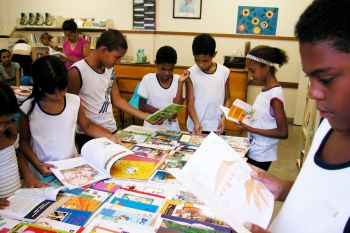 Alunos em biblioteca