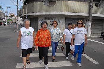 Terceira idade atravessando a faixa de pedestre