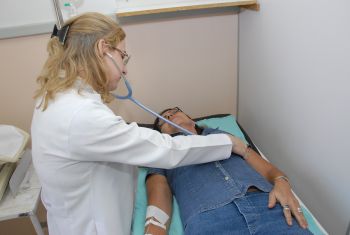Consulta médica na unidade de sáude de Bairro República
