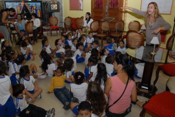 Visita dos alunos do Cmei Padre Giovani a exposição de Romero Brito