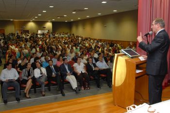 Prefeito João Coser durante palestra em Linhares