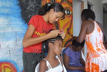 Curso de penteado afro, oferecido pelo Grupo Odomodê