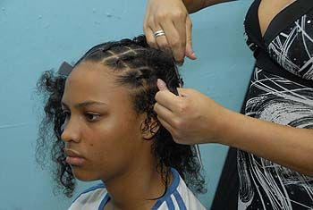 Curso de penteado afro, oferecido pelo Grupo Odomodê