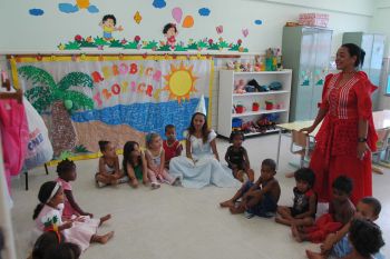 Contação de história na Biblioteca do Cmei Terezinha Vasconcelos