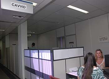 Mulher é atendida por funcionária do Cavvid