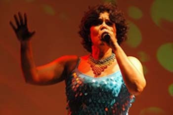 Denise Pontes, cantora