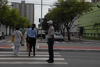 Agentes de trânsito da Guarda municipal em cruzamentos