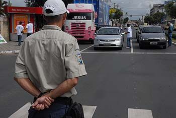 Agentes de trânsito da Guarda municipal em cruzamentos