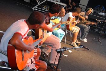 Felipe Araújo em apresentação com seus alunos da oficina de violão no Estação Porto