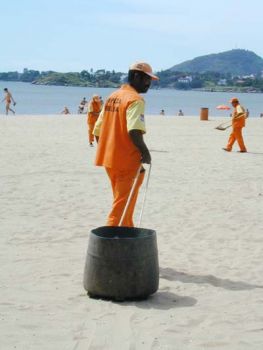 Limpeza da Praia de Camburi
