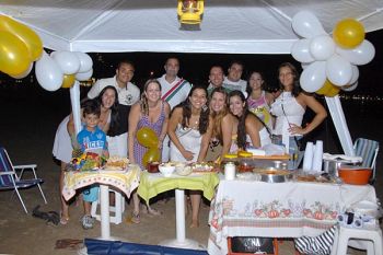 família e amigos na tenda na praia de Camburi