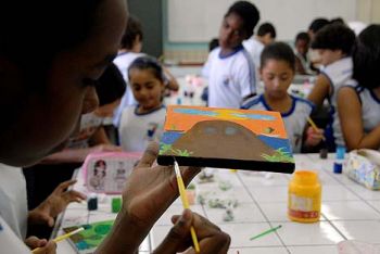 Oficina de artes na Escola Éber Louzada Zipinotti
