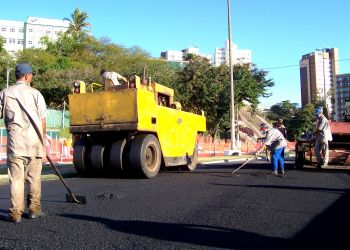 Trabalhadores fazendo recapeamento asflatico em ruas de Vitória