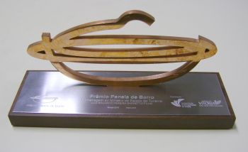 Prefeito entrega trofeu Panela de Barro ao ministro do Turismo