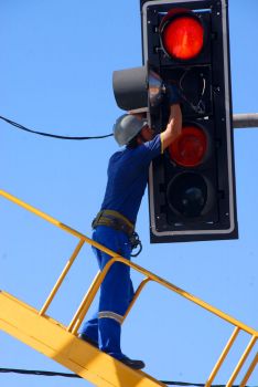 Instalação de semáforo na Avenida Serafim Derenze