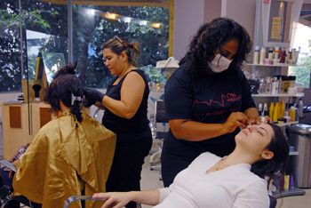 Cabeleireiras atendendo clientes