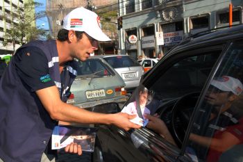 Campanha Dê Um Abraço pela Vida - Agente de trânsito entrega panfleto para motorista na Praça Costa Pereira
