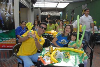 Torcida brasileira em barzinho