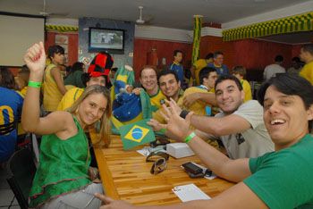 Torcedores brasileiros em barzinhos