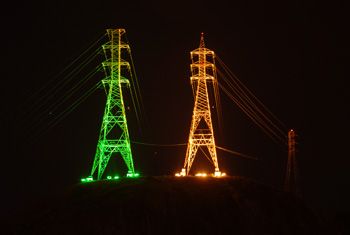 Torres iluminadas no bairro Jesus de Nazareth