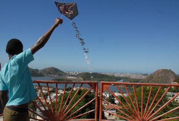 Menino soltando pipa