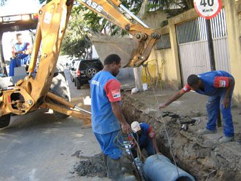 Obras de drenagem na rua Tito Machado no Horto