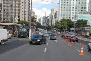 Avenida Saturnino de Brito parcialmente interditada próximo à ponte de Camburi