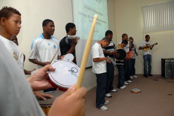 Entrega de instrumentos musicais às escolas municipais e apresentação dos alunos