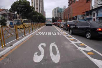 Faixa exclusiva para ônibus na avenida Dsembargador Santos Neves