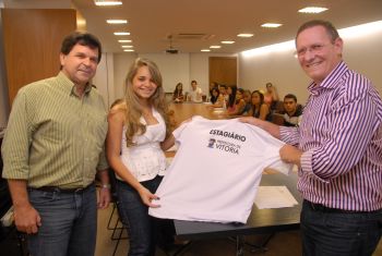Entrega das camisetas para os estagiários da Prefeitura de Vitória