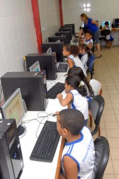 Laboratório de informática na Emef Adilson da Silva Castro - internet