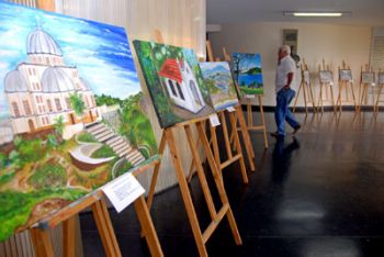 Exposição de pinturas no hall da Prefeitura sobre paisagens de Vitória