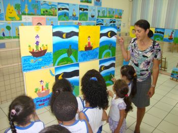Coleção de quadros produzidos por alunos do Cmei Denizart Santos no projeto de releitura da obra de Tarsila do Amaral