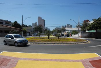 Rotatória na Avenida Cesar Hilal