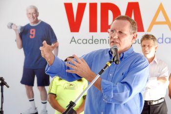 Prefeito João Coser Inaugura Academia Popular da Terceira Idade em Jucutuquara