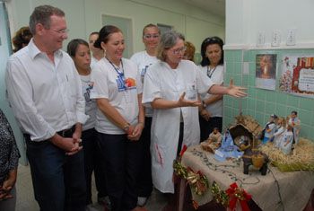 Prefeito João Coser visita servidores da USF da Praia do Suá que venceram o concurso interno de decoração de natal