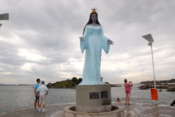 Estátua de Iemanjá na Praia de Camburi