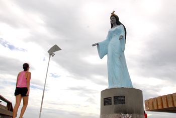 Estátua de Iemanjá na Praia de Camburi