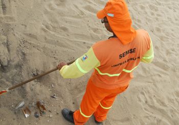 Limpeza na Praia de Camburi