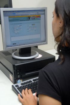 Jovem navegando no site do Procon Online